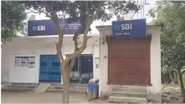 खाकी को खुली चुनौती! शातिर अपराधियों ने कटर से काटा एटीएम का शटर, 19 लाख की लूट से इलाके में दहशत