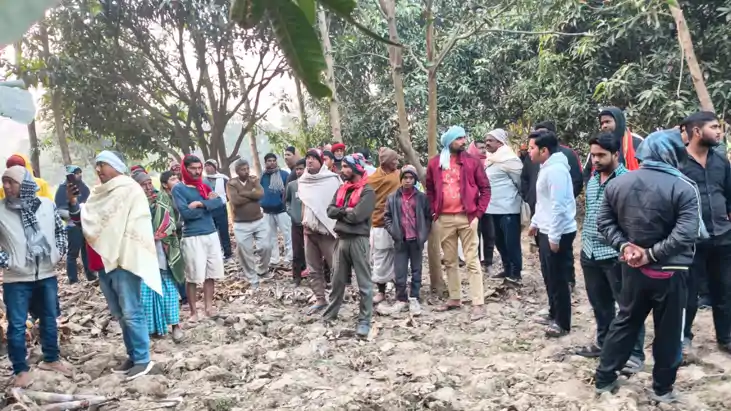 Bihar Crime : खगड़िया में आम के पेड़ से लटकता मिला युवक का शव,