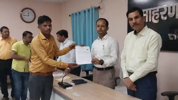 New job - 32 कार्यालय परिचारियों को मिली नौकरी, जिलाधिकारी न New job - 32 कार्यालय परिचारियों को मिली नौकरी, जिलाधिकारी न