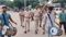 फरार हथियार तस्कर के घर गाजे-बाजे के साथ पहुंचा पुलिस बल, चिपकाया इश्तहार