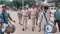 फरार हथियार तस्कर के घर गाजे-बाजे के साथ पहुंचा पुलिस बल, चिपकाया इश्तहार