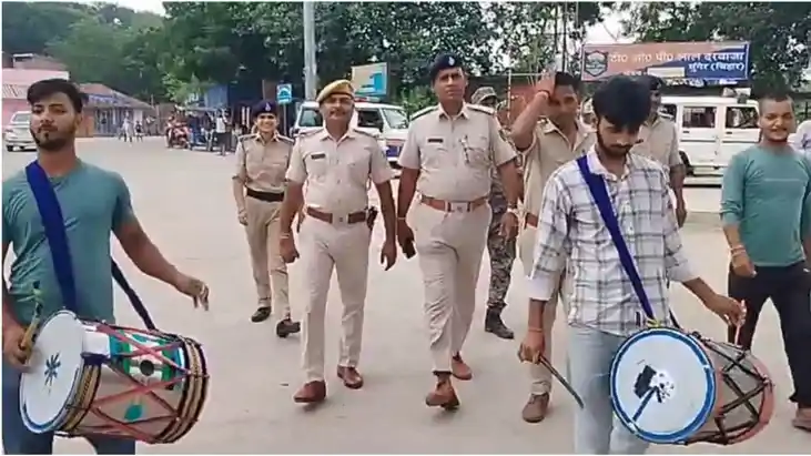 फरार हथियार तस्कर के घर गाजे-बाजे के साथ पहुंचा पुलिस बल, चि