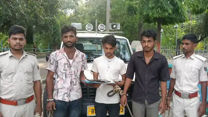 muzaffarpur snatching woman purse public beat criminals arre