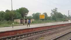 Family suicide -  चार बच्चों के साथ एक्सप्रेस ट्रेन के सामने कूद  गया   युवक,  पांचों  की हुई दर्दनाक मौत