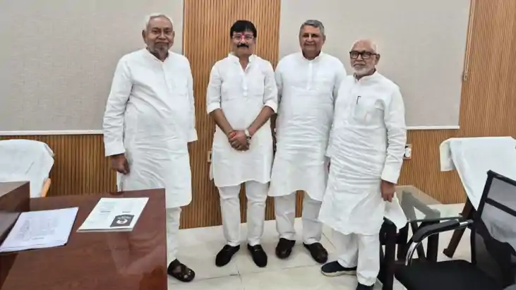 Bihar News : समाजसेवी बिट्टू सिंह ने की सीएम नीतीश से मुलाका Bihar News : समाजसेवी बिट्टू सिंह ने की सीएम नीतीश से मुलाका