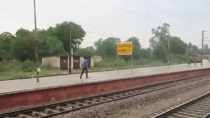 Family suicide - चार बच्चों के साथ युवक ने ट्रेन के सामने कू Family suicide - चार बच्चों के साथ युवक ने ट्रेन के सामने कू