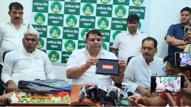 Bihar Politics : बड़हरा में 100 मेधावी छात्राओं को टैबलेट और Bihar Politics : बड़हरा में 100 मेधावी छात्राओं को टैबलेट और