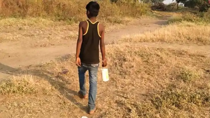 Bihar School News: स्कूल के सामने सड़क बनी शौचालय, गंदगी से 