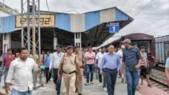 राघोपुर रेलवे स्टेशन का डीआरएम ने किया निरीक्षण, यात्रियों की समस्याओं और ट्रेन विस्तार की मांगों पर दिया आश्वासन