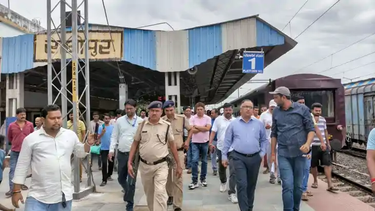 राघोपुर रेलवे स्टेशन का डीआरएम ने किया निरीक्षण, यात्रियों क
