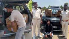 नवादा में लग्जरी कार से 78 लीटर विदेशी शराब बरामद, झारखंड का तस्कर गिरफ्तार