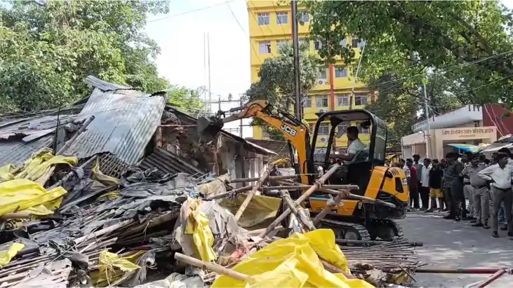 Bihar News : गोपालगंज कोर्ट परिसर में प्रशासन का चला बुलडोजर