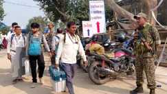 Bihar Election 2025 - रोहतास में मतदान की तैयारी पूरी, EVM के साथ बूथों की ओर रवाना हुए कर्मी