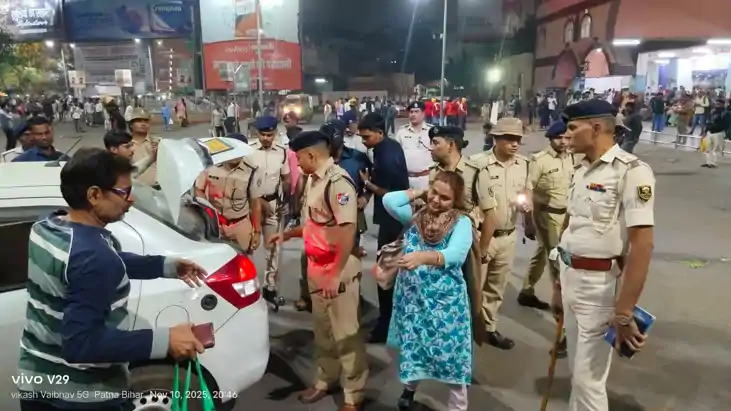 दिल्ली लाल किला में हुए आतंकी हमले के बाद पटना जंक्शन  पर बढ