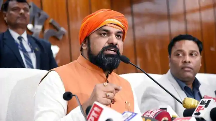 'लालू परिवार लूटने के लिए जाना जाता है, तेजस्वी अपने पिता को