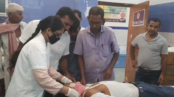 10वीं के छात्र ने शिक्षक पर किया जानलेवा हमला, गंभीर रूप से 10वीं के छात्र ने शिक्षक पर किया जानलेवा हमला, गंभीर रूप से