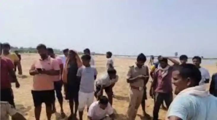 Bihar Crime: औरंगाबाद में नाव पलटी, सोन नदी में छह लोग डूबे Bihar Crime: औरंगाबाद में नाव पलटी, सोन नदी में छह लोग डूबे