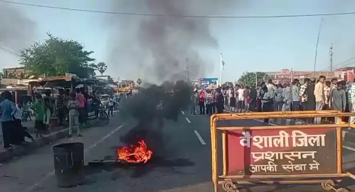 Bihar Crime - चिकेन शॉप दुकानदार की चाकू गोदकर हत्या, आक्रोश Bihar Crime - चिकेन शॉप दुकानदार की चाकू गोदकर हत्या, आक्रोश
