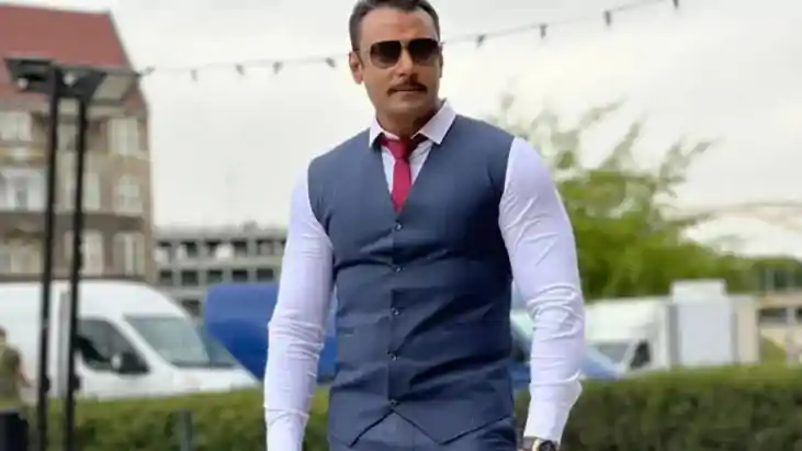 आलीशान बंगले में ठाठ की जिंदगी जीनेवाले सुपर स्टार एक्टर का आलीशान बंगले में ठाठ की जिंदगी जीनेवाले सुपर स्टार एक्टर का