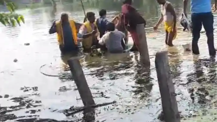 Relief Boat Sinks in Munger Flood 6 People Escape Safely