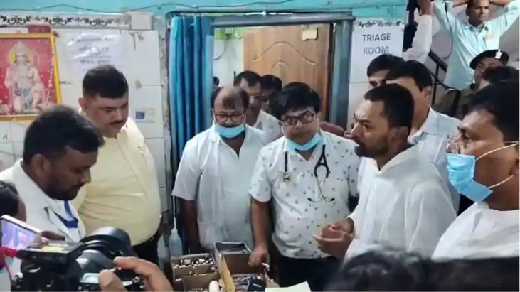 औचक निरीक्षण के दौरान हाजीपुर सदर अस्पताल की व्यवस्था देख भड