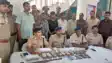 Bihar News : मोतीहारी में अंतरजिला डकैत गिरोह का पुलिस ने किया पर्दाफाश, 4 शातिर डकैतों को किया गिरफ्तार, 15 लाख कैश, हथियार और चरस किया बरामद  
