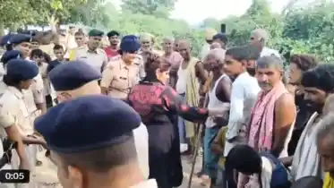 Bihar News : पूर्व IPS काम्या मिश्रा की सादगी, बिना तामझाम के नाव से बाढ़ पीड़ितों के बीच पहुंचीं, 400 से अधिक परिवारों को बांटी राहत सामग्री