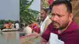 बाढ़ पीड़ितो से मिलने जा रहे तेजस्वी यादव की SDRF नाव की निकलने लगी हवा, निजी नाव पर सवार होकर पीड़ितों तक पहुंचे नेता प्रतिपक्ष