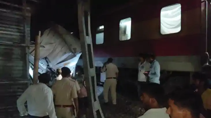 पटना में बड़ा रेल हादसा: इस्लामपुर-हटिया एक्सप्रेस से टकराई 