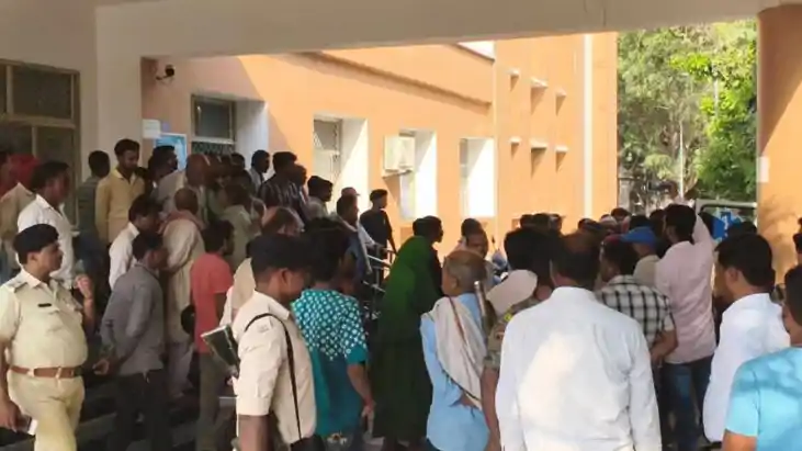 खेत में काम कर रही महिला को अपराधियों ने मारी गोली, गंभीर हा