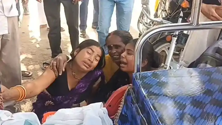 भीषण सड़क हादसा: बेकाबू ट्रक ने बाइक सवार दंपत्ति को रौंदा, 