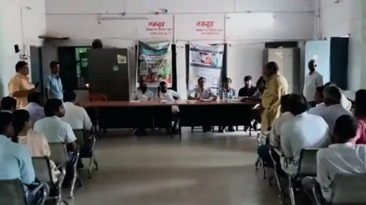 Kaimur News :  बीससूत्री की बैठक में सीओ पर लगे जमीन की अवैध