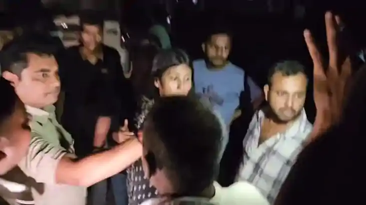Bihar police - वाहन जांच के दौरान दंपती को जबरन गाड़ी में बै Bihar police - वाहन जांच के दौरान दंपती को जबरन गाड़ी में बै
