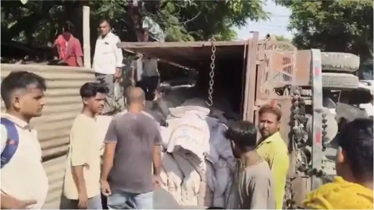 फतुहा में अनियंत्रित होकर पलटा चीनी लदा ट्रक, बाल-बाल बचे लो