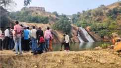 Bihar News : मुंगेर में वाटर फॉल में स्नान के दौरान पॉलिटेक्निक छात्र की डूबने से हुई मौत, परिजनों में मचा कोहराम 