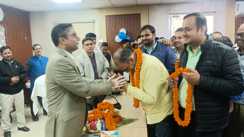 Bihar News : आप ही मेरे अन्नदाता रहे और नॉनस्टॉप सेवा देते रहे, भावुक होकर बिहार के इस डीएम ने परिचारी को दी विदाई