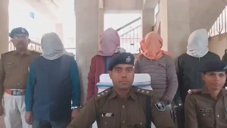 बिहार में सामने आया नटवरलाल का बाप, जिला प्रशासन की गाड़ी से