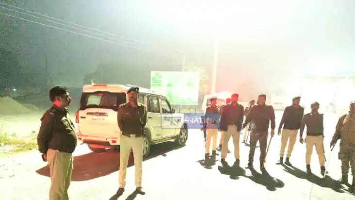 Bihar News : सड़क पर देर शाम वाहन जांच करने उतरे पुलिस के वर