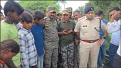 Gaya Crime - पुलिस की गाड़ी की टक्कर से बाइक सवार ग्रामीण की मौत, गुस्साए लोगों ने पुलिस वाहन में लगाई आग, पथराव और हवाई फायरिंग से मचा हड़कंप