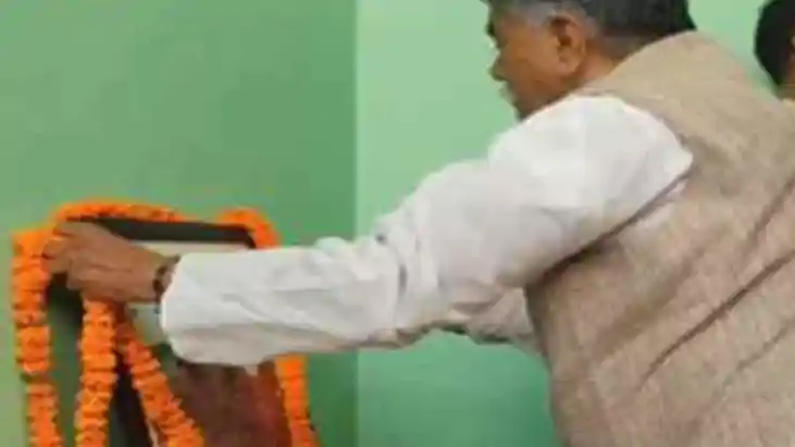 Garland scandal in Siwan on Lalu Yadav s birthday Garland scandal in Siwan on Lalu Yadav s birthday