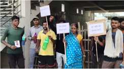 Bihar News : लापता पिता की खोज के लिए शोरूम के सामने धरना पर  बैठा बेटा, कहा-नहीं हुई कार्रवाई तो करेंगे आत्मदाह...