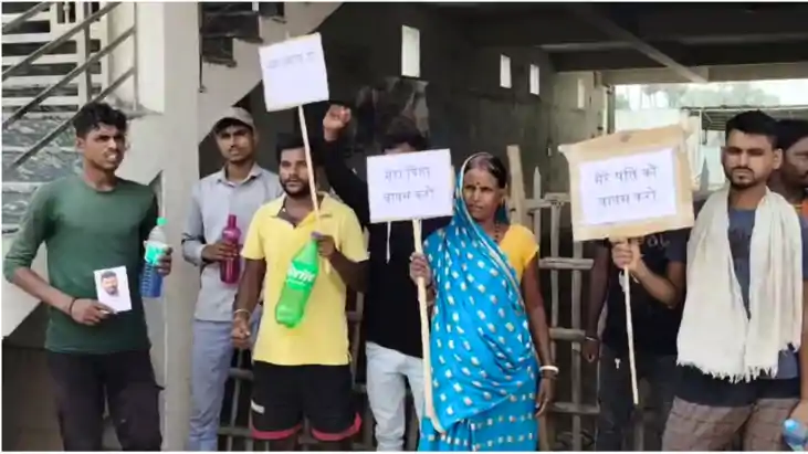 Bihar News : लापता पिता की खोज के लिए शोरूम के सामने धरना पर Bihar News : लापता पिता की खोज के लिए शोरूम के सामने धरना पर