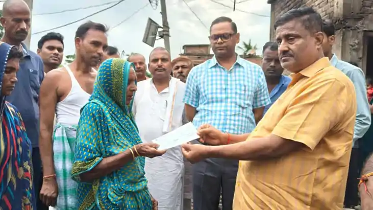 गैस सिलेंडर ब्लास्ट से पांच घर जलकर राख : लाखों की संपत्ति क