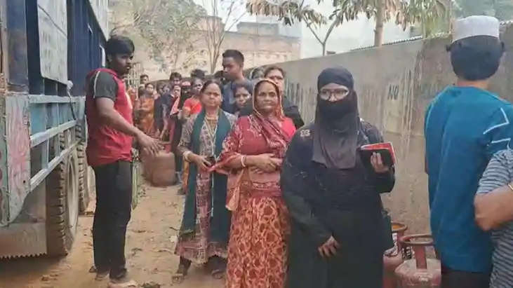 LPG Panic in Munger as Rumors Trigger Rush for Cylinders