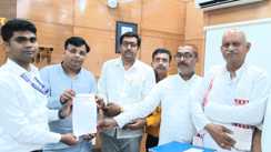 Bihar News : शिक्षक नेता आनंद पुष्कर ने सिवान जिलाधिकारी से की मुलाकात, शिक्षकों की समस्याओं को लेकर सौंपा ज्ञापन, डीएम ने 15 दिनों में समाधान का दिया निर्देश