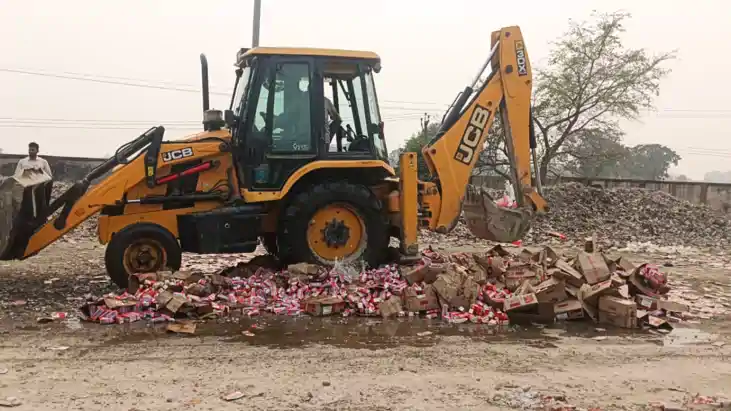 Bihar News : गोपालगंज पुलिस ने करोड़ों की शराब पर चलाया बुलड