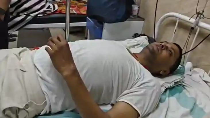 दरवाजा नहीं खुला तो छत के रास्ते घुसी पुलिस, पैर फिसलने से ए