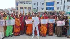  भूमिहीनों को वासगीत पर्चा देने की मांग, युवा कांग्रेस ने अंचल कार्यालय पर किया प्रदर्शन
