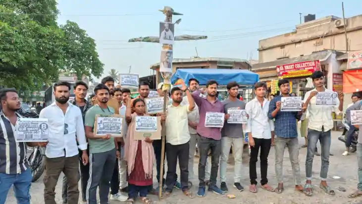 आइसा ने मुख्यमंत्री और शिक्षा मंत्री का फूंका पुतला, शिक्षक 
