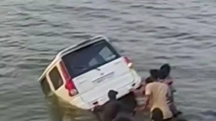 Patna Scorpio Drowned in Ganga